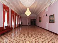 Розовый выставочный зал