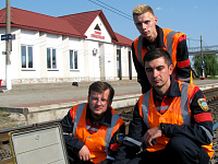 На снимке (слева направо): электромеханики СЦБ Владислав Малашенко и Максим Лаптев, электромонтер СЦБ Андрей Маярчук